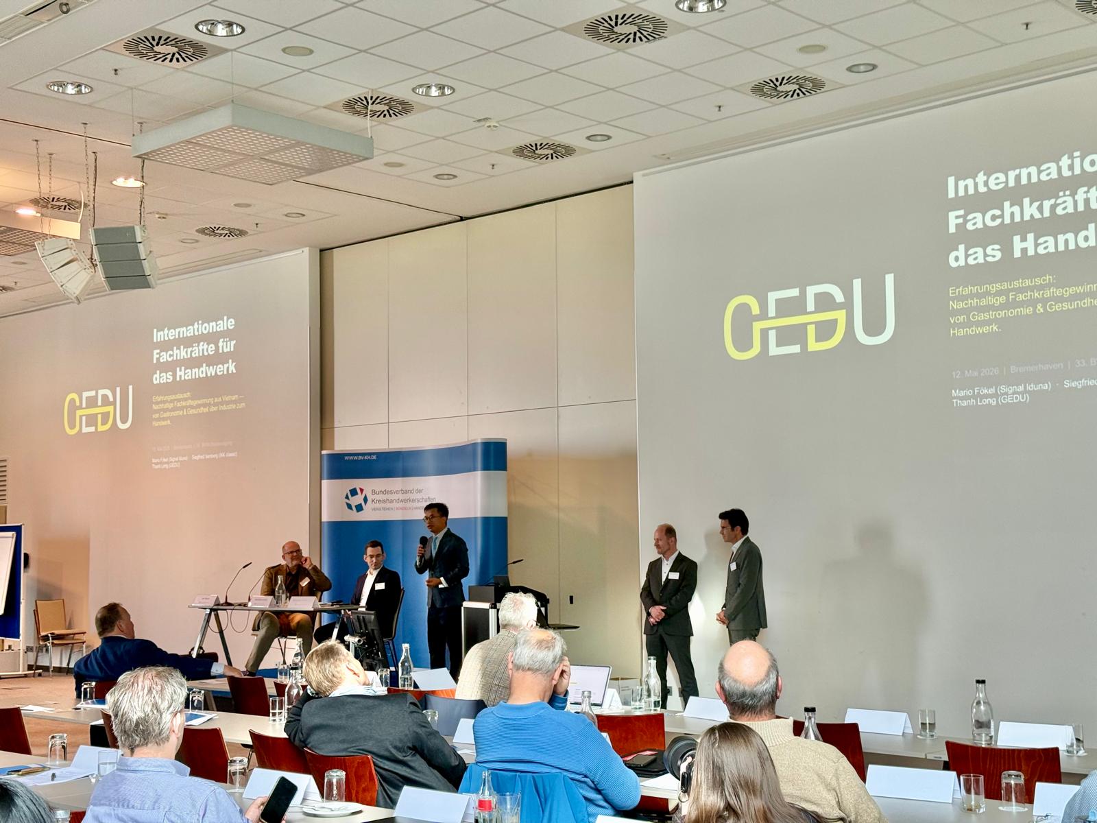 Thanh Long (GEDU) beim Vortrag Bremerhaven